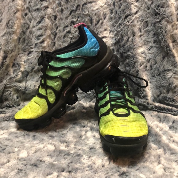 aurora green vapormax